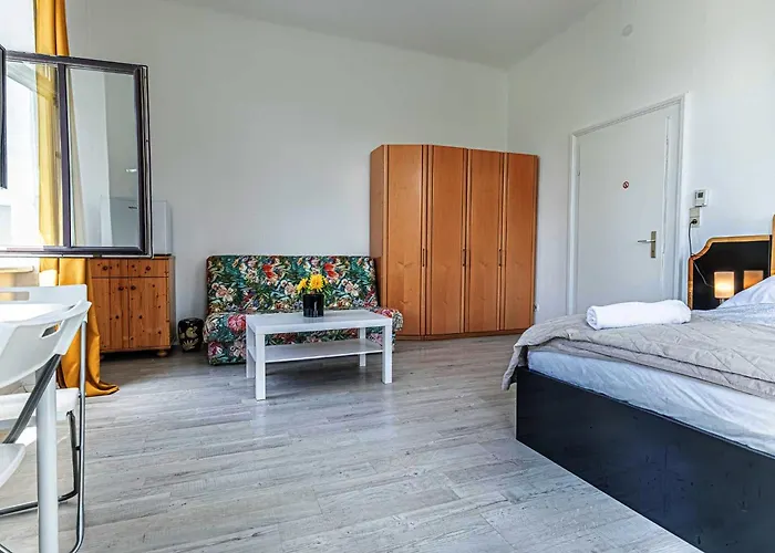 Charming 3 Bedroom Urban Retreat In Center アパート *