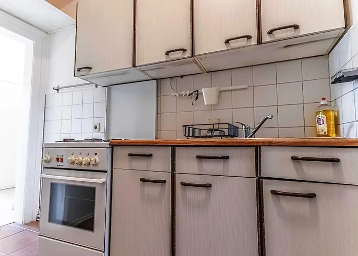 Charming 3 Bedroom Urban Retreat In Center アパート