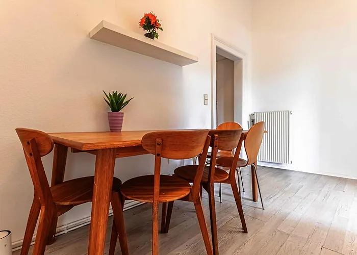 Charming 3 Bedroom Urban Retreat In Center *