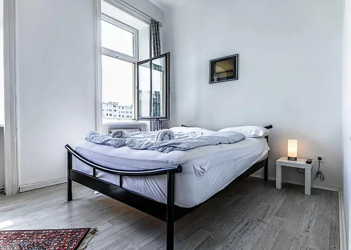 Charming 3 Bedroom Urban Retreat In Center アパート