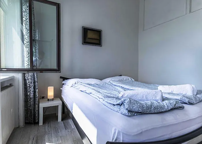Charming 3 Bedroom Urban Retreat In Center アパート *