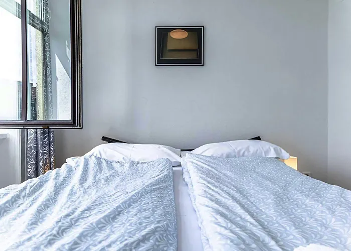 Charming 3 Bedroom Urban Retreat In Center アパート