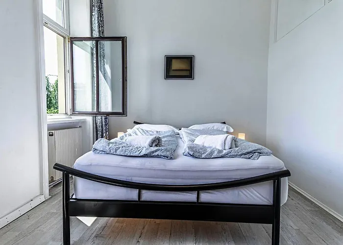 Charming 3 Bedroom Urban Retreat In Center アパート *