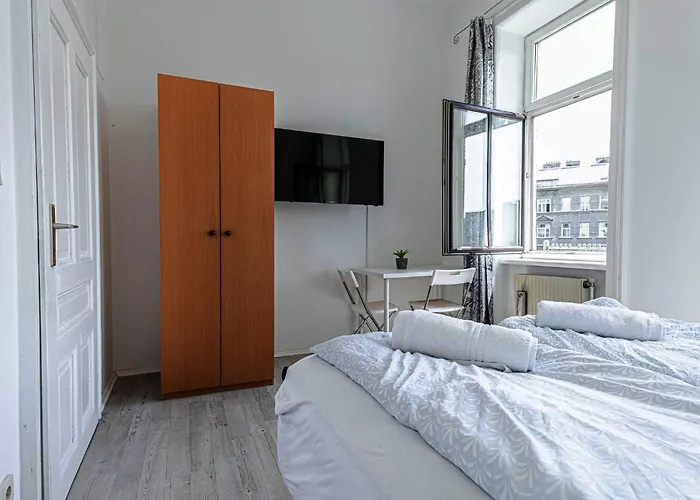 Charming 3 Bedroom Urban Retreat In Center