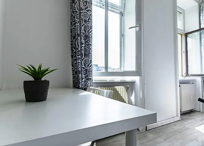 Charming 3 Bedroom Urban Retreat In Center アパート *