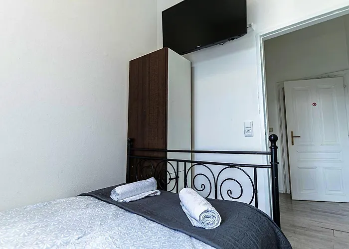 Charming 3 Bedroom Urban Retreat In Center *