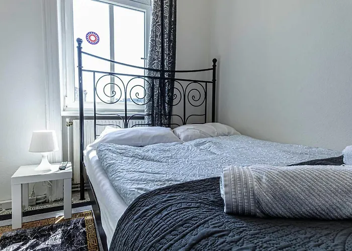 Charming 3 Bedroom Urban Retreat In Center アパート *