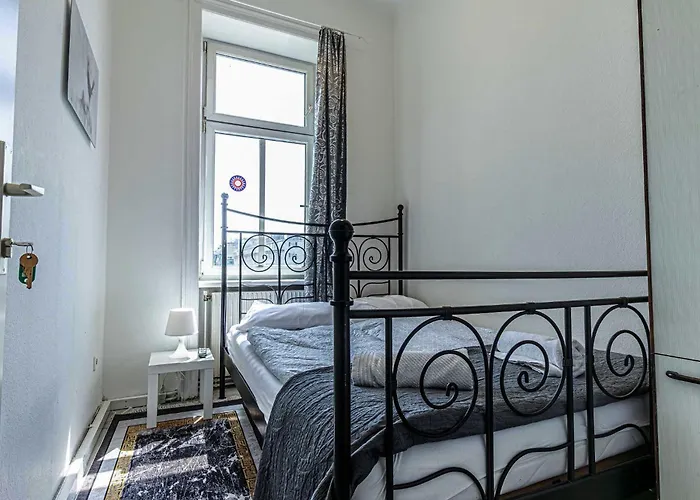 Charming 3 Bedroom Urban Retreat In Center