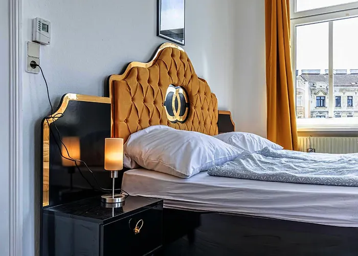 Charming 3 Bedroom Urban Retreat In Center アパート