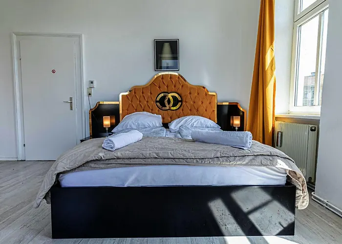 Charming 3 Bedroom Urban Retreat In Center