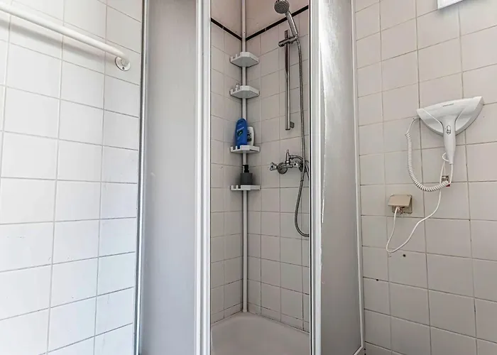 Charming 3 Bedroom Urban Retreat In Center *
