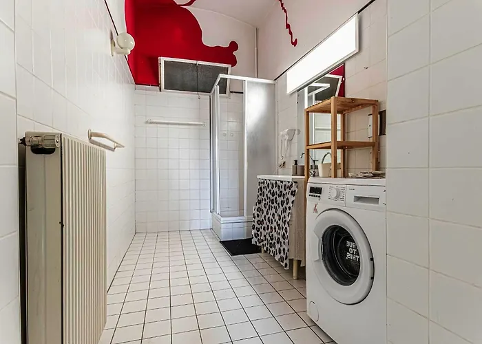 Charming 3 Bedroom Urban Retreat In Center アパート