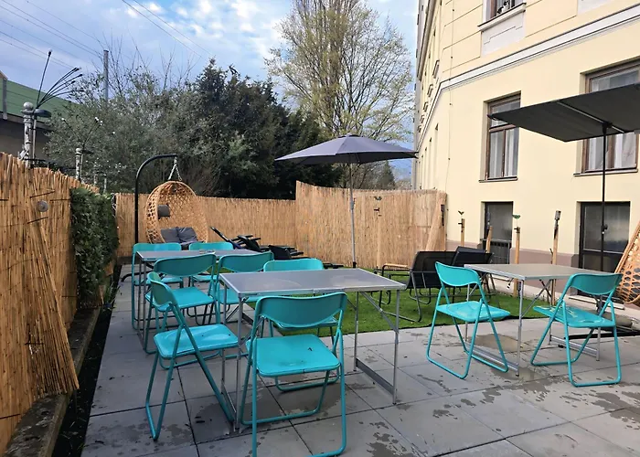 Charming 3 Bedroom Urban Retreat In Center アパート